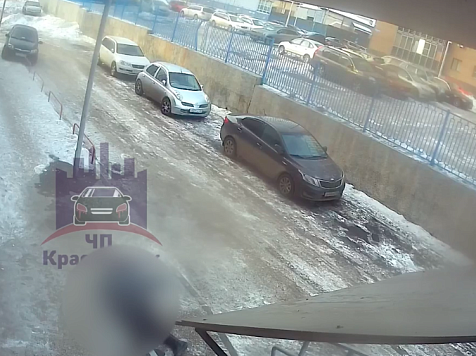 Красноярку нашли выпавшей из многоэтажки в Октябрьском районе 18+. Скриншот видео: t.me/kraschp