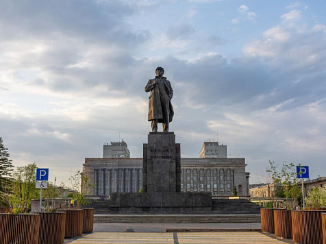 Жительницу Красноярска задержали за съёмку установки забора вокруг памятника Ленину. Фото: 2ГИС