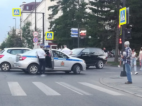 Автоавария стала причиной перекрытия полосы в центре Красноярска. Фото: 7 канал