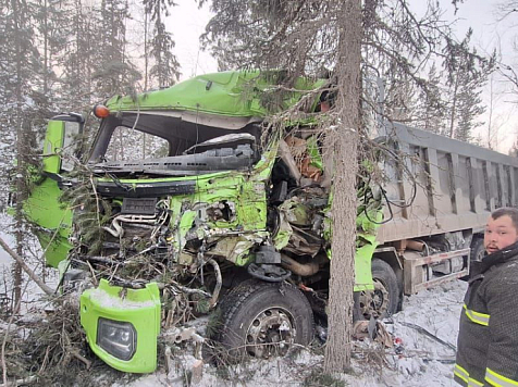 Под Северо-Енисейском в жуткой аварии на заснеженной трассе с двумя грузовиками погиб один из водителей. Фото: ГОСАВТОИНСПЕКЦИЯ24
