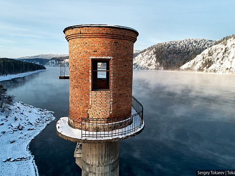 Не маяк, а башня: фотограф из Красноярска показал кадры таинственного здания в Дивногорске. Фото: Сергей Токарев/ t.me/tokarevs