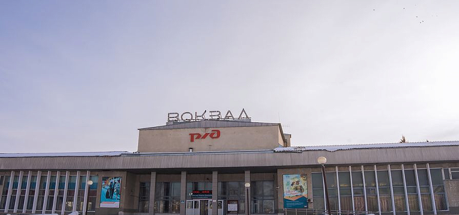 В Канске в ходе маневров два локомотива сошли с железнодорожного пути