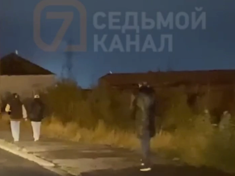 На Таймыре мужчина в черном плаще и очках преследовал девушек и предлагал детям конфеты. Видео: Подслушано Дудинка / vk.com
