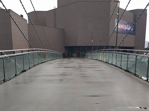Снова самокатчики: красноярцев обвинили в поломке пешеходного моста у БКЗ  . Фото: Управление дорог / Telegram