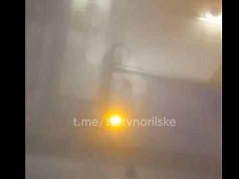 В Норильске ветер снес в кювет микроавтобус с пассажирами. Скриншот видео: t.me/zhitvnorilske