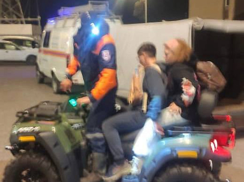 Двоих красноярцев сняли ночью с канатки в «Бобровом логу». Фото: КГКУ "Спасатель"