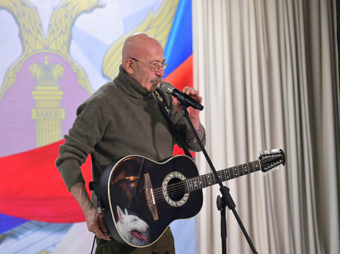 Александр Розенбаум дал концерт в одной из красноярских колоний. Фото: ГУФСИН России по Красноярскому краю