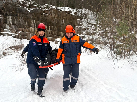 Из красноярских «Столбов» вытащили упавшего со скалы. Фото: КГКУ «Спасатель»
