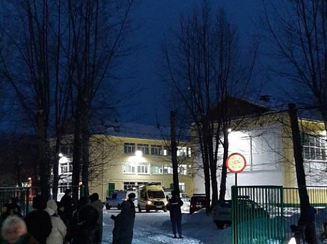 В Ачинске детей пришлось эвакуировать из школы после сообщения о минировании. Фото: Я живу в Ачинске