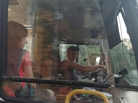 В Красноярске водитель автобуса №65 оторвал зеркало у обогнавшей его маршрутки. Фото: Нина Фатеева