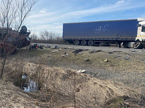 Три взрослых и два ребенка пострадали в массовой аварии с участием четырёх грузовиков и двух легковушек в Красноярском крае					     title=