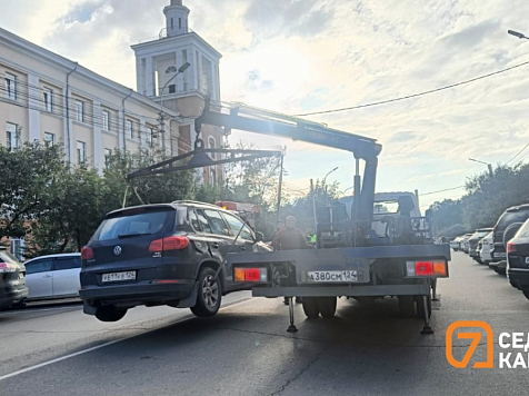 В центре Красноярска массово эвакуируют припаркованные авто . Фото: Наталья Архипова / «7 канал Красноярск»