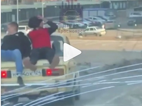 Красноярского водителя оштрафовали за пассажиров на багажнике. Фото: vk.com/kraschp