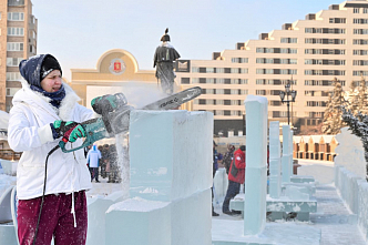 В Красноярске возле БКЗ проходит конкурс ледовых скульптур