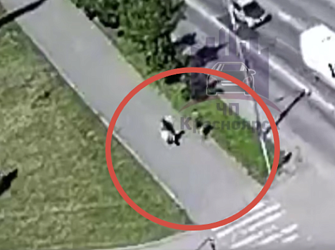 В Красноярске два электросамокатчика сбили девушку с ребенком и сбежали. Фото/видео: «ЧП Красноярск» t. me