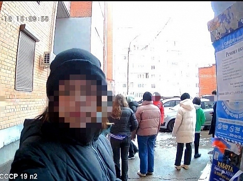 В Красноярске подросток угрожал ножом выгнавшему его компанию из подъезда мужчине. Фото: Наш мкрн. Солнечный