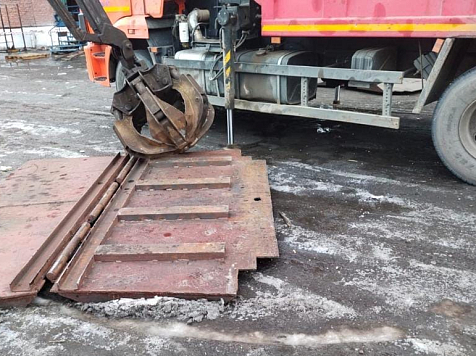 В Красноярске на улице Телевизорной 24-летнего мужчину убило металлоломом. Фото: СК