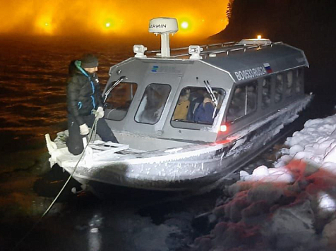 Пять человек едва не разбились о скалы на лодке на Красноярском водохранилище. Фото: КГКУ «Спасатель»