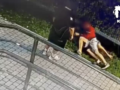 В Красноярске подростки избили мужчину до комы за замечание. Видео: KrasMash