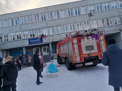 В Красноярске учеников гимназии «Универс» эвакуировали из-за возгорания электроприбора. Фото: Борус Люди