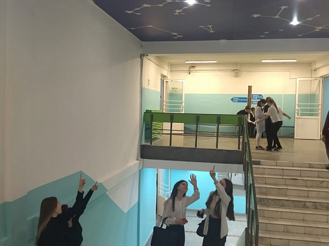 В красноярской гимназии установили космический потолок с Большой и Малой Медведицами. Фото: ВК/ мэрия Красноярска