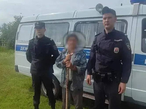 Из леса в Красноярском крае вывели слабовидящего дедушку. Фото: МВД 24