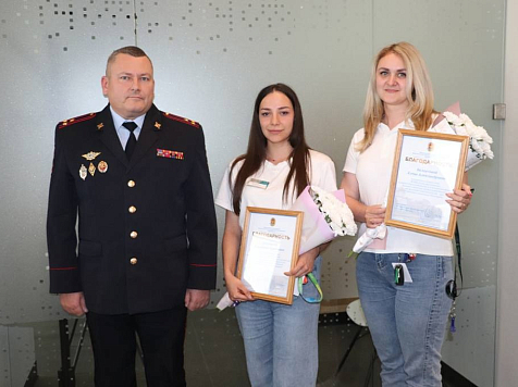 В Красноярске сотрудницы Сбербанка уберегли пенсионерку от мошенников. Фото: МВД 24