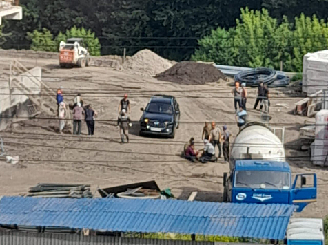 Стали известны подробности падения рабочих с 7 этажа на стройке на Судостроительной в Красноярске. Фото: зритель 7 канала Красноярск