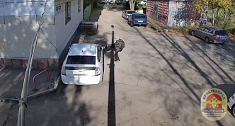 В Красноярске мужчина пинал автомобиль соседки из-за неприязни