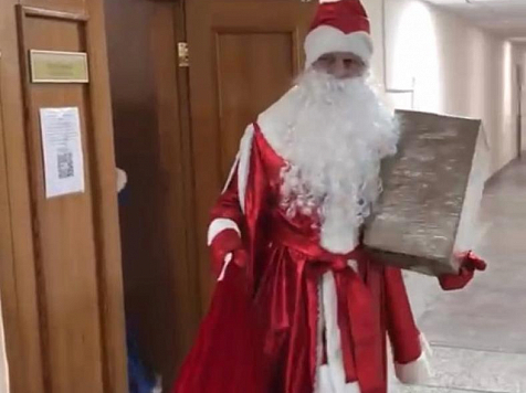 Главврач краевой больницы в костюме Деда Мороза поздравил детей с наступающим праздником. Фото и видео: краевая клиническая больница