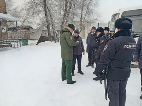 В Красноярском крае военные следователи ловят мигрантов и вручают им повестки в военкомат. Фото: Сергей Афанасьев