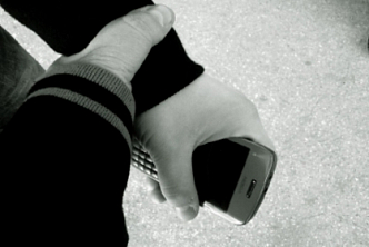 В Красноярском крае мужчина избил школьницу, чтобы забрать телефон и продать его  