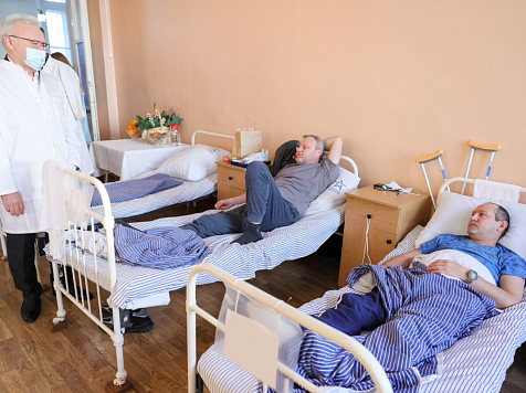 Губернатор Усс посетил в красноярском госпитале участников СВО. Фото: правительство края