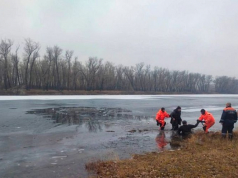 В Красноярском крае под лед провалились два рыбака. Фото: МЧС