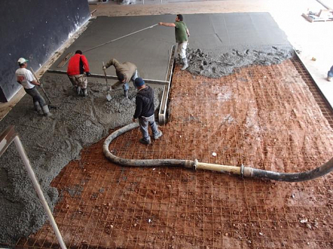 Водителя транспортной компании осудят за гибель строителя под струей бетона. Фото: fb.ru