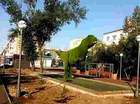 «Похож на собаку во мху»: В Минусинске появился зелёный тираннозавр . Фото: vk.com/minusinsk_pwm