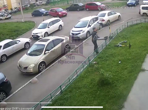 Красноярец раскидал припаркованные на тротуаре самокаты. Фото: @kraschp