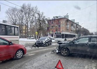 В Красноярске на перекрестке Толстого – Ладо Кецховели столкнулись два автомобиля