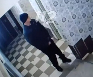 В Красноярске извращенец ходил за девушкой в подъезде и попал на камеру