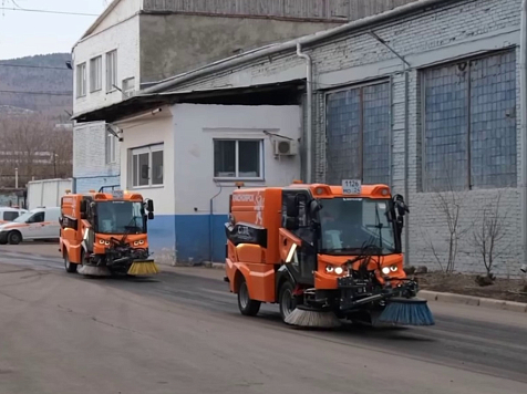 По улицам Красноярска запустили новые уборочные машины. Фото: АО «САТП»