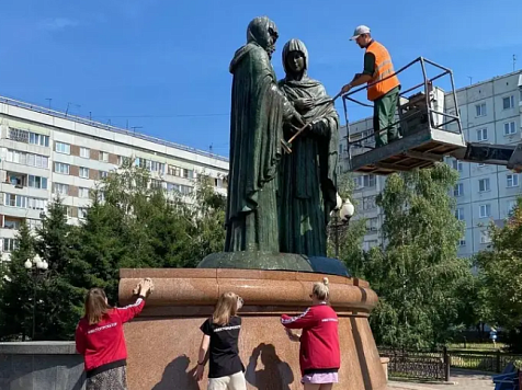 В Красноярске отмыли памятник Петру и Февронии накануне Дня семьи, любви и верности . Фото: Telegram ТВОЁ_ВРЕМЯ