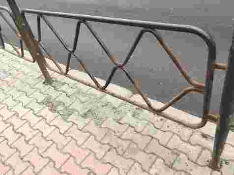 На Перенсона установлены ржавые заборы (фото)