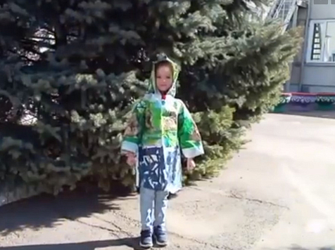 В Красноярске дети делают из старых полиэтиленовых пакетов плащи . Фото: https://vk.com/krasnoyarskrf