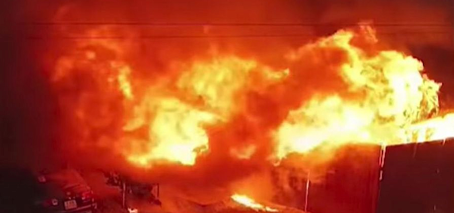 Пожар на 800 «квадратов» разгорелся в селе на востоке Красноярского края