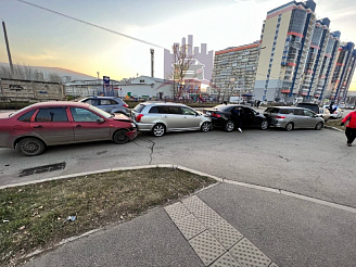 В Красноярске на улице Карамзина столкнулись шесть автомобилей