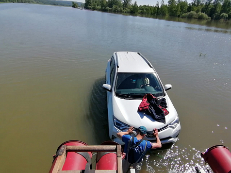 В Красноярском крае спасатели вытянули из воды заглохший «РАВ». Фото и видео: 24.mchs.gov.ru