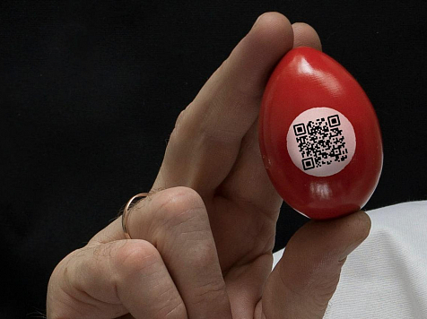 Красноярский художник Василий Слонов сделал яйцо с QR-кодом. Фото: Василий Слонов