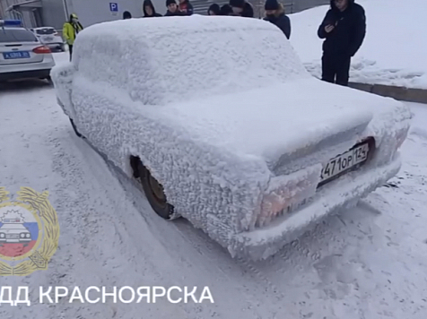Водителя ВАЗа оштрафовали за проезд на замороженной машине. Фото и видео: МВД
