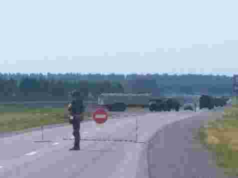 Военные на полчаса перекрыли дорогу к Ужуру для проезда колонны техники (видео). Оксана Коробейникова