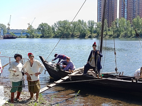 Деревянный струг «Такмак» отправился в историческую экспедицию из Красноярска в Енисейск. Фото: Денис Рогозин